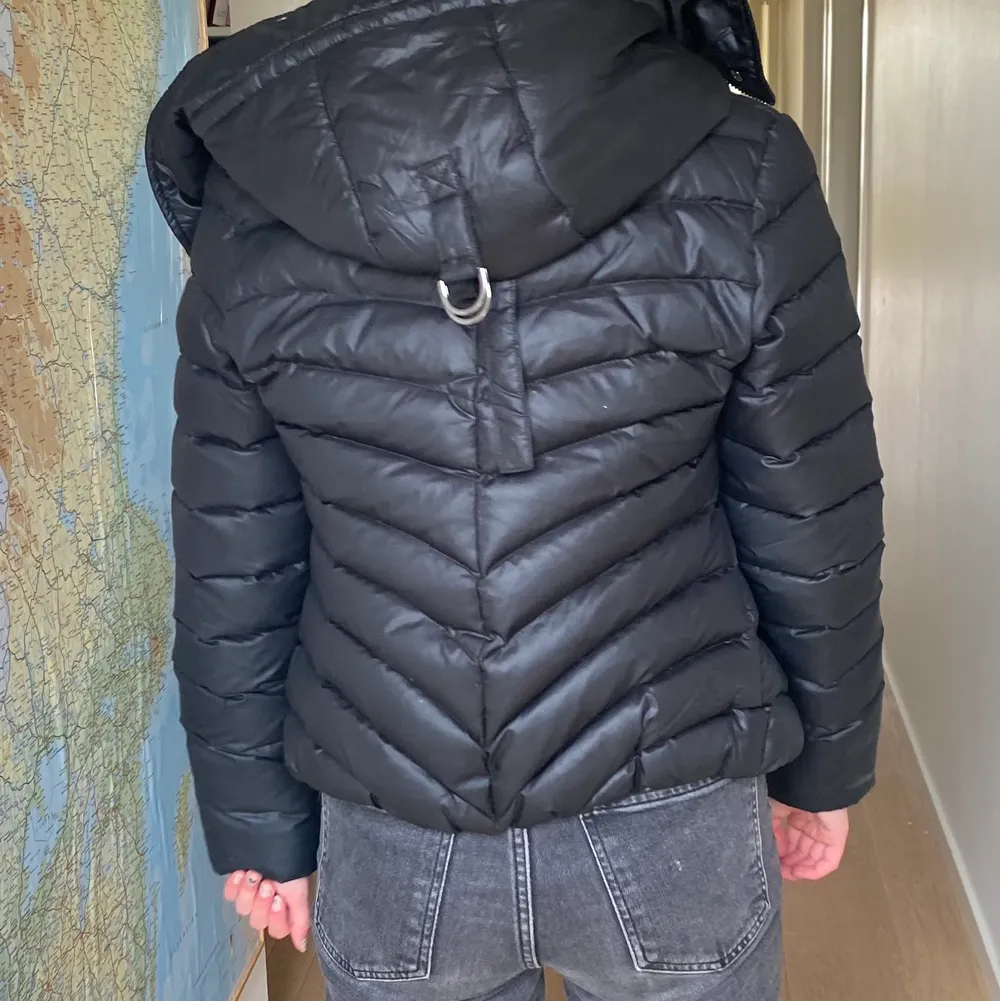 Så fin vinterjacka från Chelsea nypris 2000kr jätte bra skick!! Inga defekter eller npgot. Takit.