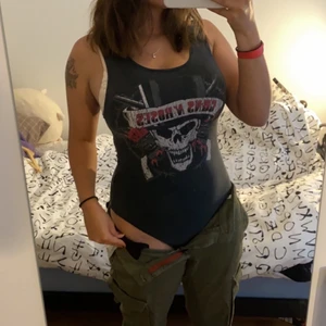 H&M Storlek M  - Det är ungefär 4 år gammal, passar för dom som är lite mer kurvig, stretchigt tyg och inget trasigt då jag använt den 1-2 ggr.