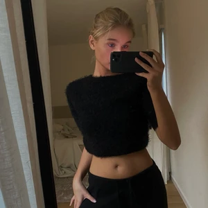 Topp  - En vacker svart topp från en av Hanna Schönbergs kollektioner med NAKD. I väldigt bra skick.