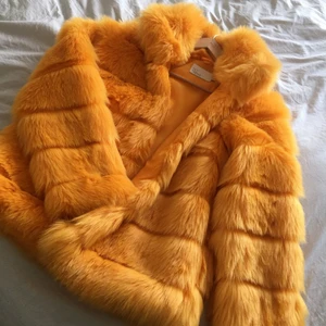 Yellow Faux fur jacket  - Använt 1 gång jätte skön varm jacka som tyvärr inte passar mig 