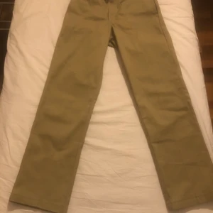 Dickies 874 original fit Beige - Säljer mina beigea Dickies eftersom dom har blivit för korta för mig. Dom är inte så använda, skick är 7/10-8/10, storleken är 30x32, kan mötas upp i Stockholm annars betalar köparen