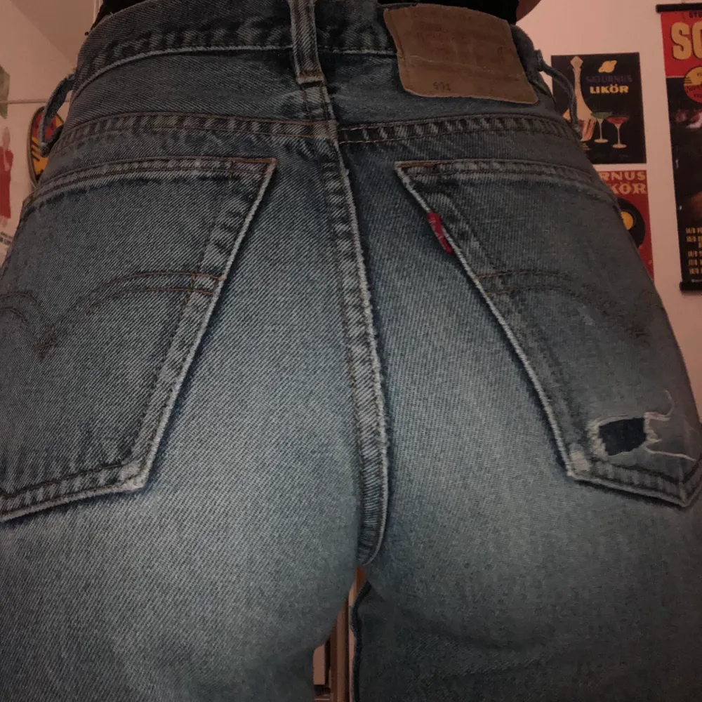 Funderar på att sälja mina vintage Levis 501or då jag tyvärr har för många jeans. De är i använt skick och har lite slitningar vilket syns på bild 2 och 3. De passar mig som har xs och är 165 cm. Möts i Stockholm annars betalar köpare frakt. . Jeans & Byxor.