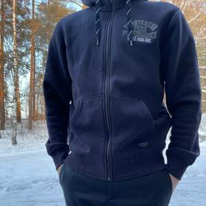 Mörkblå Hoddie från Peak Performance med dragkedja. Den är i ganska bra skick inget direkt fel på den men den är använd. Kostade över 1000kr kronor när jag köpte den säljer den för 100kr + 66kr frakt