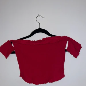 Röd crop top  - Röd crop top från New Yorker, köpte den för ungefär 2 år sedan och har använt den 1 gång. Sitter jättebra på och är jättefin att ha till t.ex jeans kjol⚡️