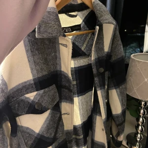 Rutig jacka från ZARA - säljer den a rutiga jacka från ZARA 💙 som ny! storlek S och sitter lite oversized på mig som faktiskt är en S 🤍 säljer för 200kr eller bud!