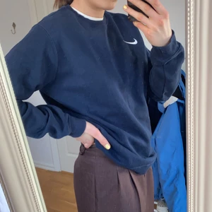 Nike sweatshirt  - Marinblå Nike sweatshirt i nyskick, använt fåtal gånger, skitsnygg!