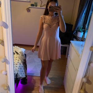 Klänning  - Verkligen en super fin klänning från Bubbleroom💕 Fina detaljer i spets och knytning i ryggen. Endast använd 2 gånger så verkligen i super fint skick💕