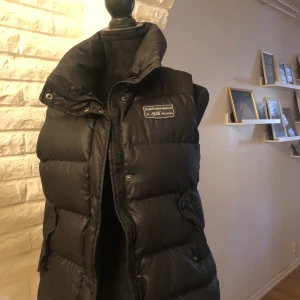 Väst från Peak Performance - Snygg väst från Peak Performance i storlek M, men passar även S. I bra skick!💞