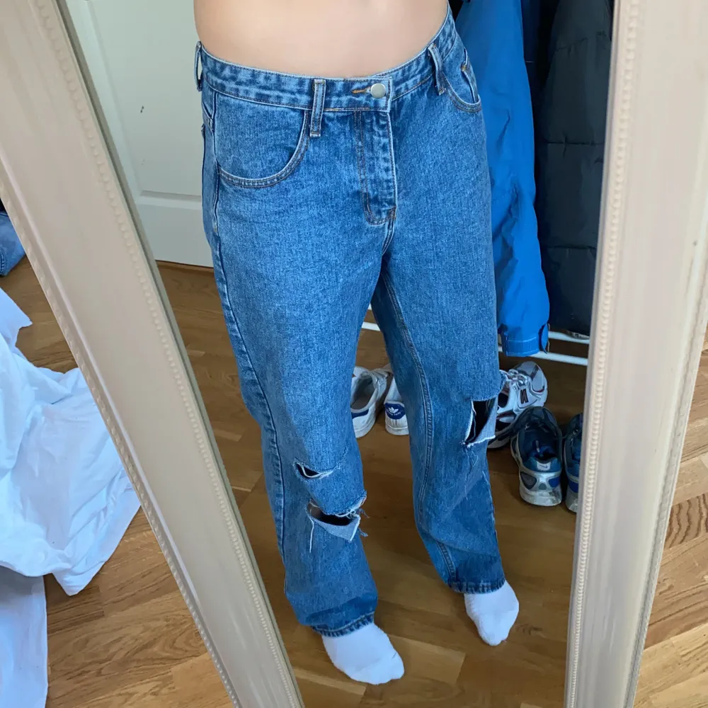 Håliga jeans i nyskick. Jeans & Byxor.