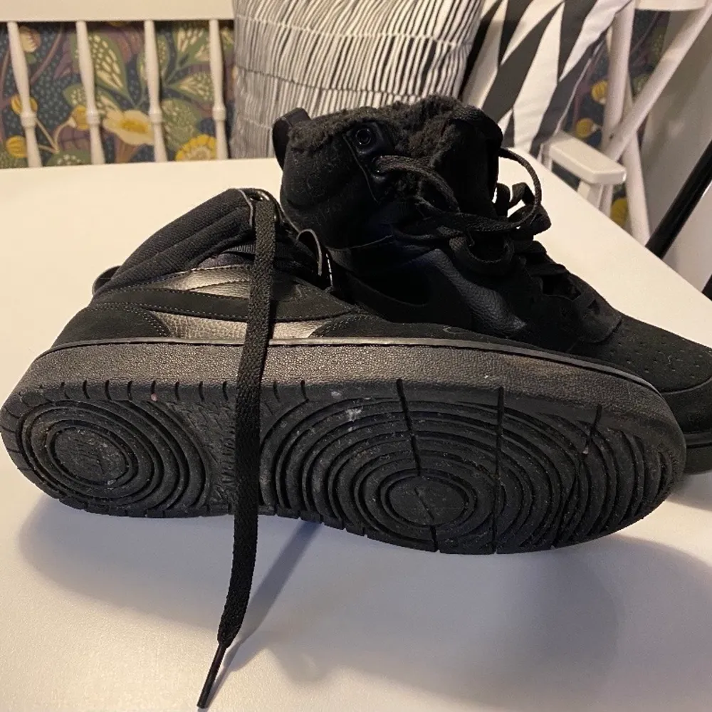 Nike sneakers strl 40. Använda en gång. Nypris 799, säljer pågrund av att jag inte gillar modellen. Dem är fodrade inuti. . Skor.