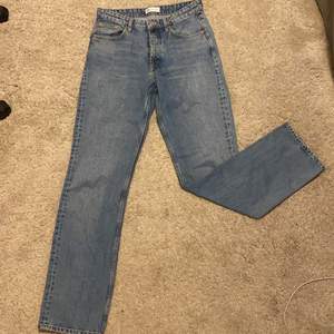 Jeans mid rise straight full length från Zara. Använda kanske fyra gånger max. Buda privat. 