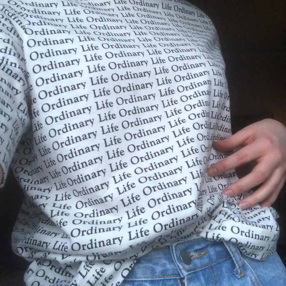 T-shirt i skönt material från weekday med texten ”Ordinary Life”. Säljer då den ej kommer till användning, frakt 63kr 💖. T-shirts.