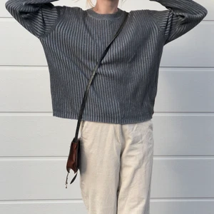 Grå sweatshirt  - Super skön snygg annurlunda sweatshirt, köpt secondhand. 