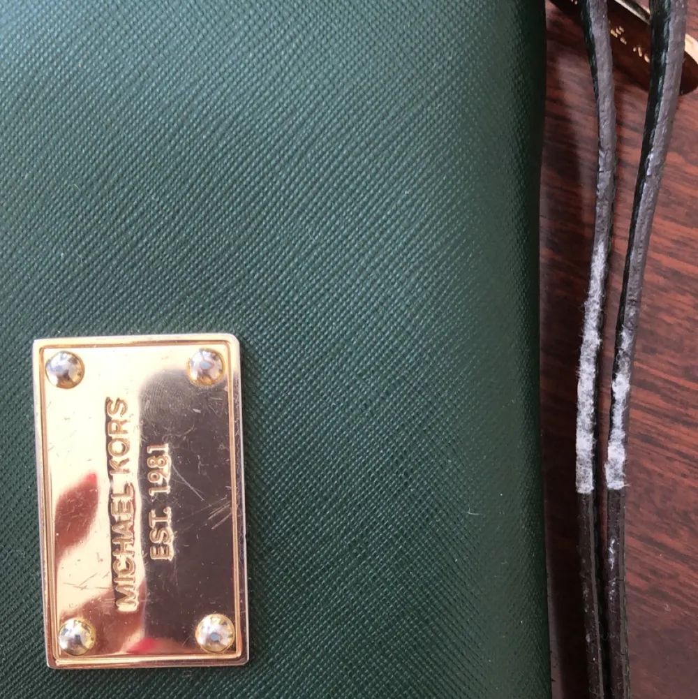 En grön plånbok, 4 år gammal nypris 1800kr några skråmor på vissa ställen men i relativt bra skick och super snygg😇❤️. Accessoarer.