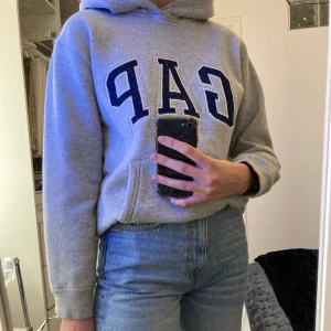 GAP hoodie🤍 - Super mysig GAP hoodie. Storleken är i barnstorlek xxl men den passar mig bra som vanligtvis har S💖