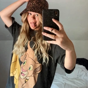 T-shirt med tryxk - Denna super cooola t-shirten från zara med lejon kungen på, säljer jag! Älskar denna då den är otroligt cool o oversize. Tyvärr kommer den inte till använd! Men det är jätte skön o jätte fin! Rekommenderar! (Ps gammal bild)
