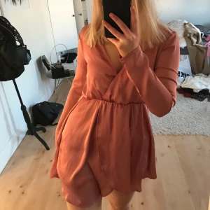 Rosa silkesklänning  - Färgen gör sig till rätta på sista bilden. Så himla fin men tyvärr liten för mig som vanligtvis har s-m.😇 Pris+ frakt