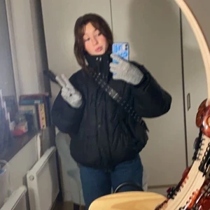 Pufferjacket - En pufferjacket i bra skick. En väldigt varm och bra jacka. Ni står för frakten! Köpte den för 500kr pruta om nu vill ha lägre pris!