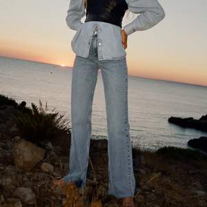 Blå raka Jeans från Zara I storlek 36. I nyskick och säljer dom för 200kr + frakt. Verkar vara slutsålda på hemsidan..