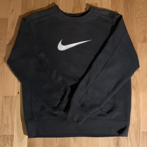 Vintage Nike Sweatshirt  - ✨BUDGIVNING✨                                                                   Säljer denna äkta vintage nike sweatshirten från när pappa var yngre, budgivning från 250 kr + frakt ( buda privat elr i kommentarerna ) ;) Är strl M men eftersom de är i man modell så sitter den overzise som en L. Får tyvärr ingen användning, återkommer när budgivning avslutas och kommer skriva högsta budet här i beskrivningen 😇 ❗️HÖGSTA BUD; 400 KR + FRAKT❗️