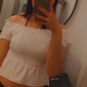 Vit topp från Gina tricot - Vit topp från Gina Tricot. Använd ett fåtal gånger, strl S