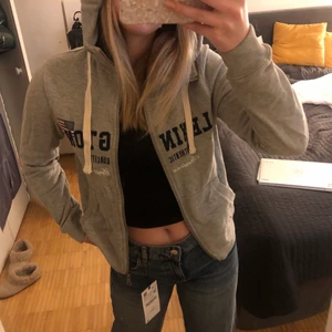 Lexington huvtröja  - Säljer min knappt använda Lexington huvtröja. Köpt på Lexington i Mall of Scandinavia för 1400kr 💖 Pris kan diskuteras! 