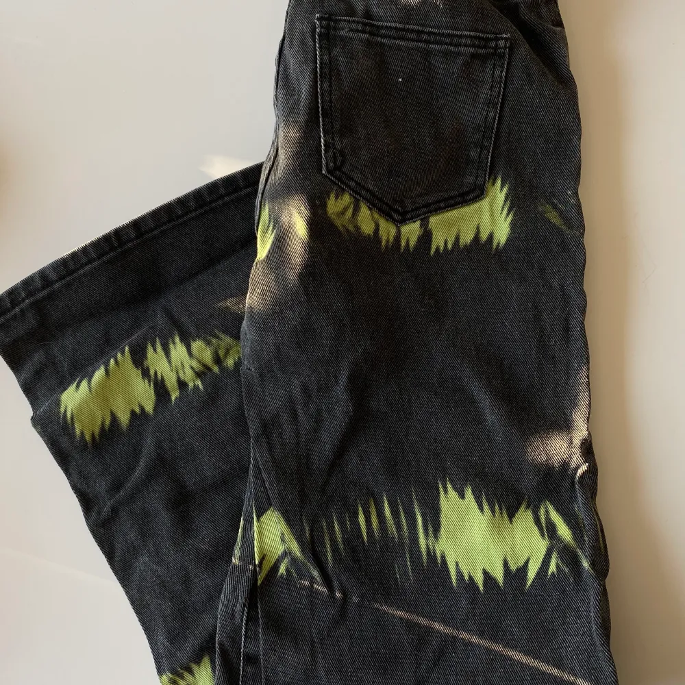 Asballa mönstrade jeans, lite grå svarta med gröna detaljer! Aldrig använda💞. Jeans & Byxor.