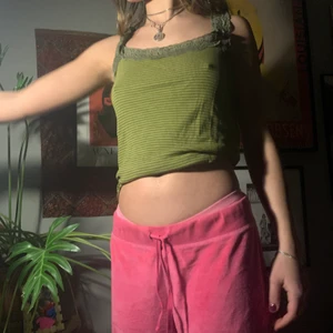 Grönt linne med spetsdetaljer - Jättebra skick! Najs stretch o mjuk i materialet⭐️    ‼️(Köp både röda och gröna linnet för 100kr)‼️