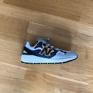 New Balance stl 42,5 - Superfina sneakers från New Balance - använda endast en gång. Säljer de åt min kille pga fel storlek. Är stl 43, men små i storleken, så mer som 42,5!  450:- paret och frakt tillkommer på 66:-  Köper du det andra paret kan jag stå för frakten.   Skickar bara, hinner inte mötas upp! Betalning med swish 🌱