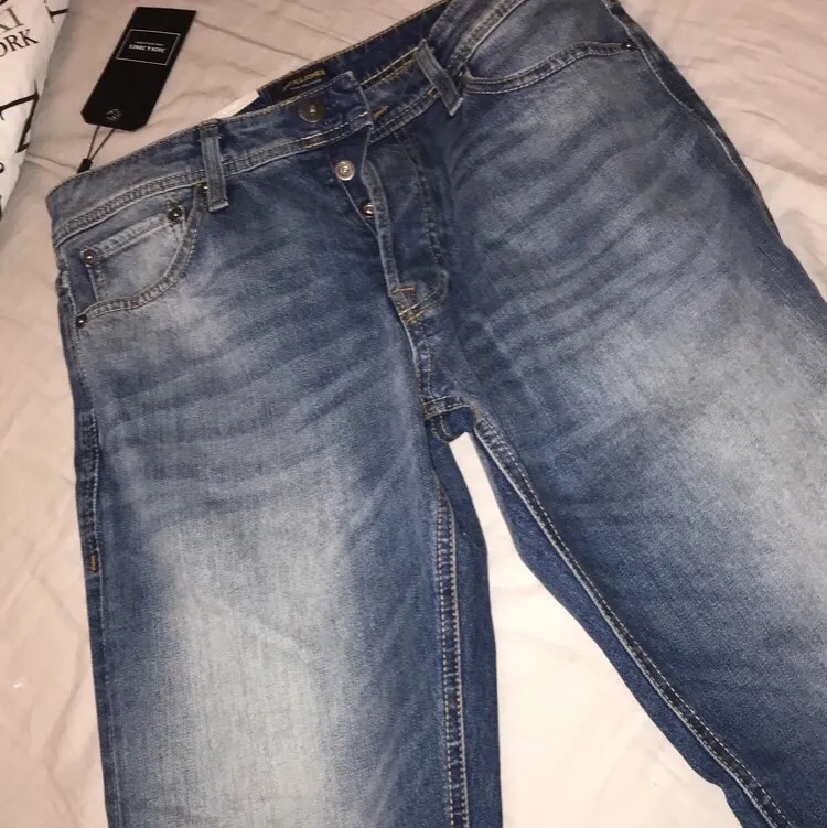 Säljer ett par helt nya jeans, testat dom 2 gånger bara, säljer dom då dom är för stora för mig. Storlek 30 32, kan skicka fler bilder vid intresse ☺️ orginal pris 599kr . Jeans & Byxor.