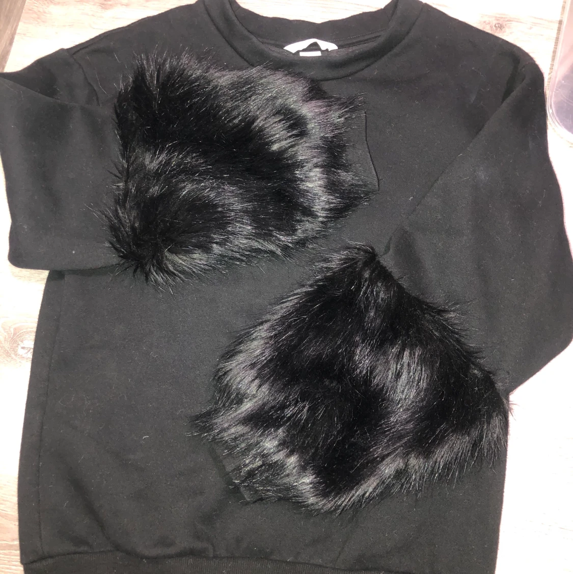 Collegetröja ish med päls på armarna - 90