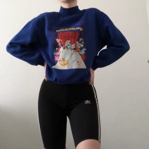Blå sweatshirt med tryck  - Original Disney sweatshirt från cropp med Alice in Wonderland tryck! :) Storlek S, Frakt ingår i priset 