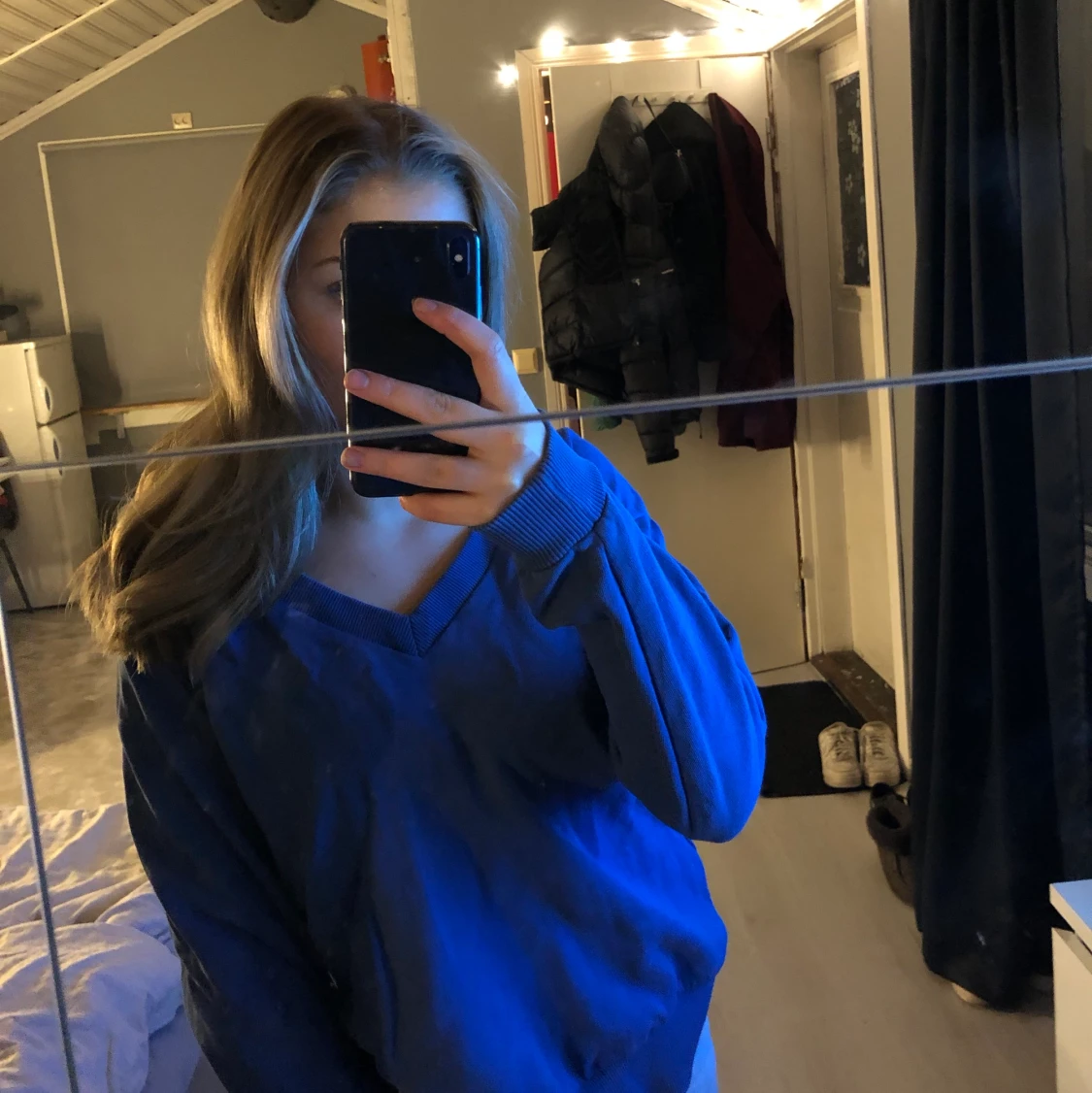 blå v-ringad sweatshirt 