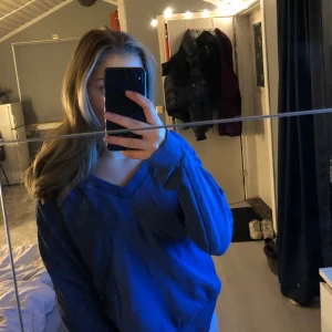 blå v-ringad sweatshirt  - Skön tröja i en jätte fin blå färg, använd några få gånger🖤