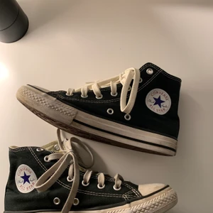 Svarta Convers - Säljer mina svarta klassiska Convers för att de är för små. Nypris är ungefär 500kr (pris kan diskuteras) köpare står för leverans