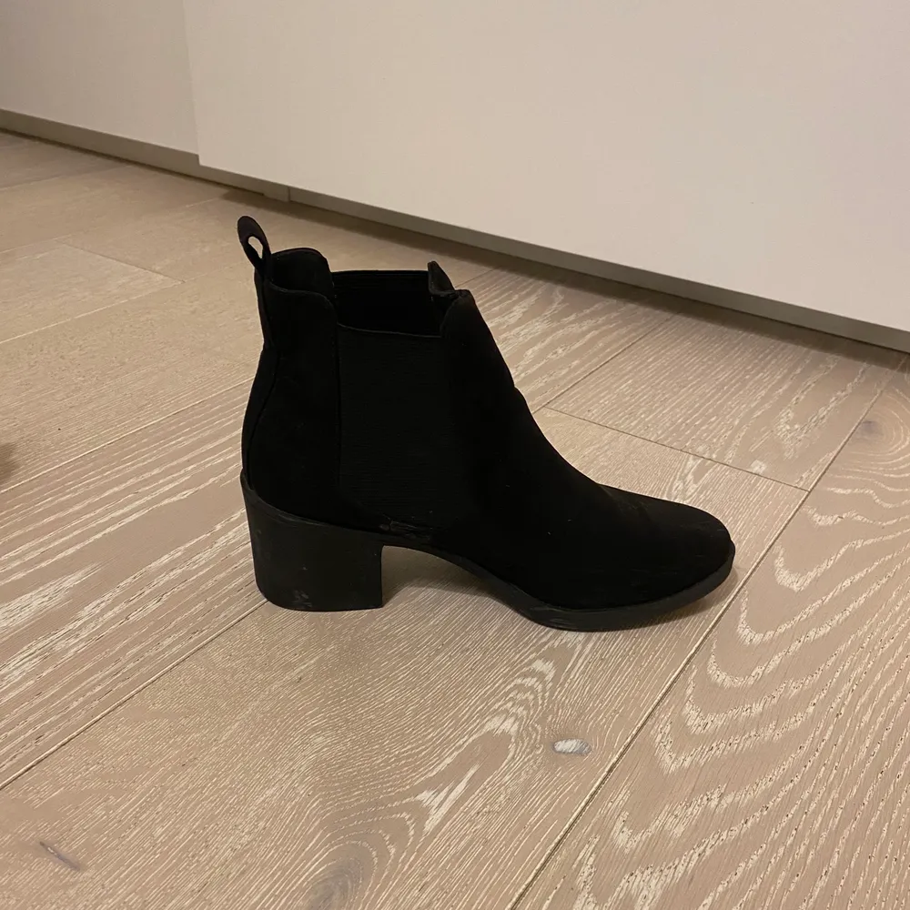 Svarta boots i mockaimitation, i mycket fint skick. Köpta på H&M. Storlek 37.. Skor.