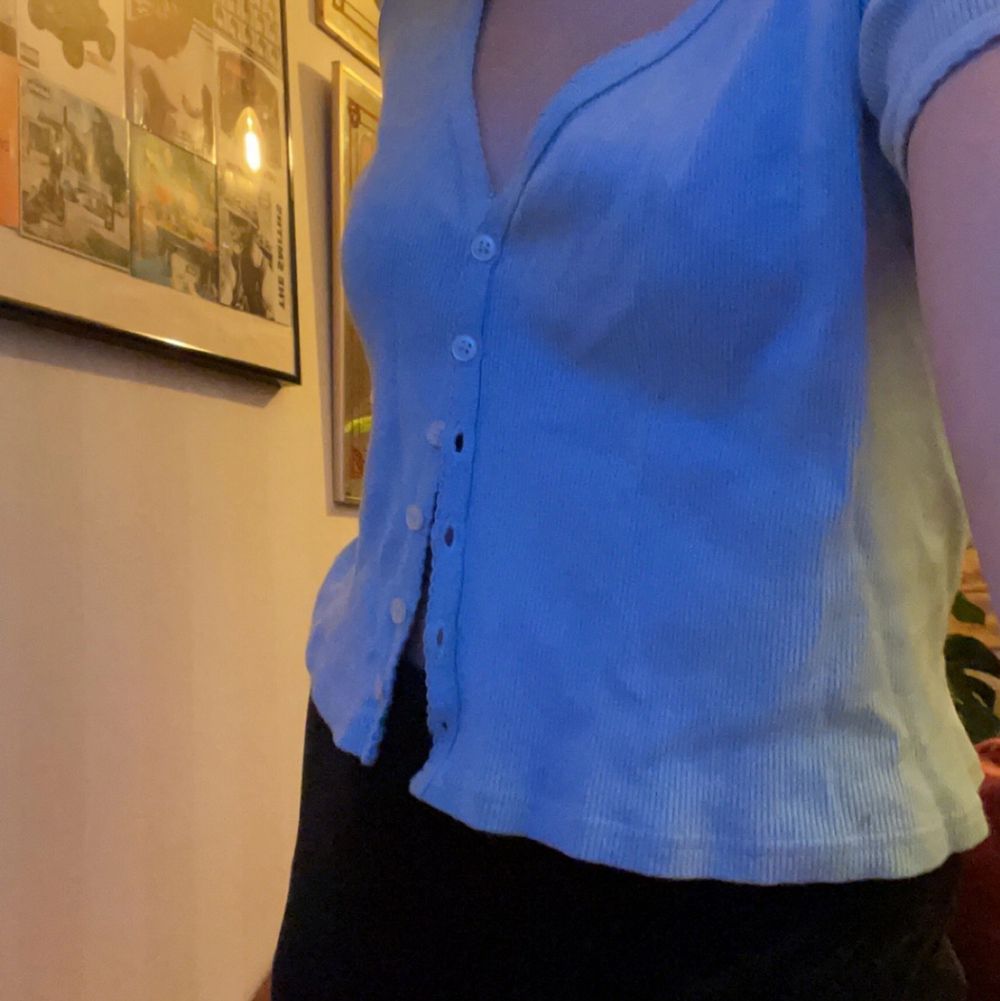 baby blå lowcut brandy melville kofta i jättebra skick. brandy melville klassificerar sina produkter som ”one size fits all” men skulle säga att deras produkter passar som bäst på storlek XS-S. tar emot bud samt andra klädesplagg att byta, frakt diskuteras! <3. Tröjor & Koftor.