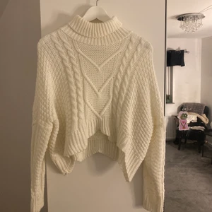 Vit stickad polo tröja - Jätte fin stickad tröja som är smått cropped och räfflade/ zick Zack detaljer ner till magen.      Spårbar frakt: 66kr✨📦 