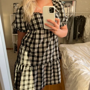 Rutig klänning - Rutig klänning med fyrkantig urringning och puffärmar. Från H&M men säljs inte längre. Använd två gånger💞