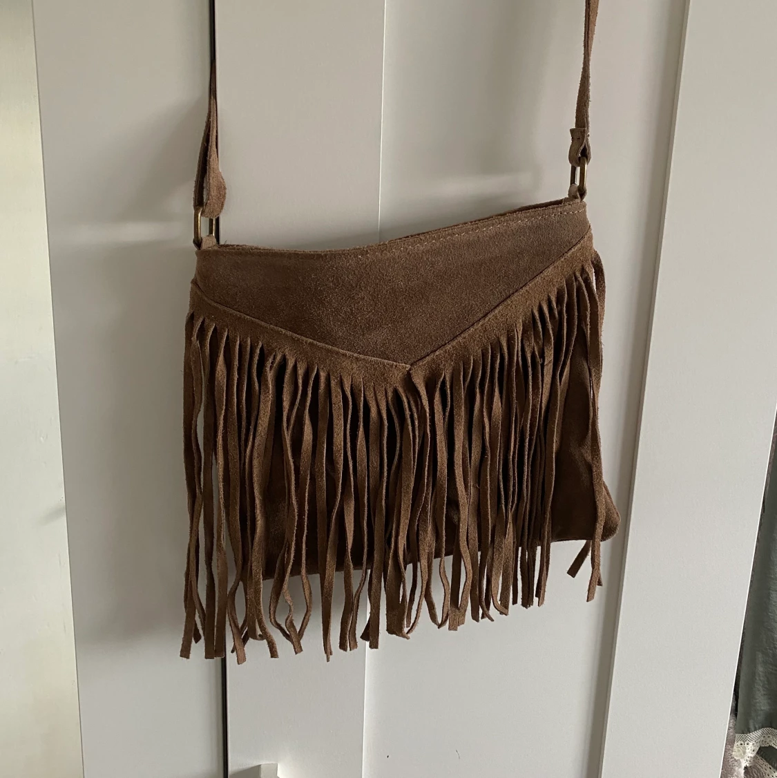 Brun axelbandsväska med fransar