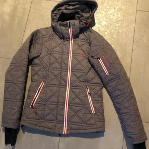 Peak Performance jacka - Jacka i jättefint skick kan användas som skidjacka eller vinterjacka. Grämde rosa detaljer.