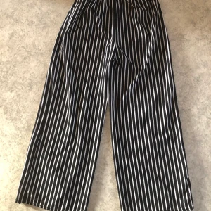 Flared striped pants - Sköna byxor aom sitter bra på röven 