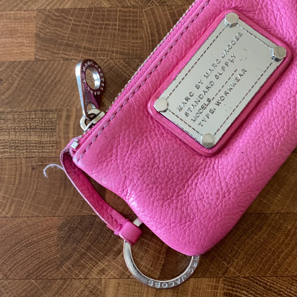 En fin rosa key pouch från Marc Jacobs i använt skick men fin ändå! Säljer pga kommer inte till användning . Väskor.