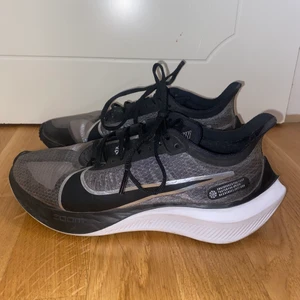 Nike zoom gravity  - Använda endast 1 gång så de är i nyskick! Lätta på fötterna och väldigt snygga!😇