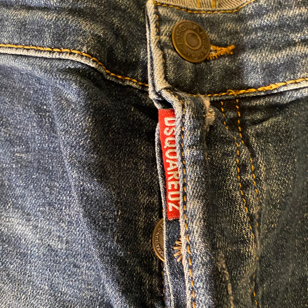 Säljer nu ett par skit snygga DSQUARED jeans då jag köpt nya och känner att jag inte kommer använda dem här mer. Dock har jag använt dom här fåtal gånger skick 9/10 aldrig blivit smutsiga eller tvättade nypriset på dem var 2500kr. Jeans & Byxor.