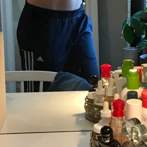 Adidas byxor - Lite utsvängda men framförallt skit snygga, bra skick💕 köparen står för frakt