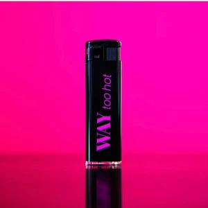 WAY too hot tändare  - 💜WAY to hot tändare helt nya oanvända! Svart med rosa text. Finns flera! Finns att hämtas i Sthlm eller fraktas för 13 kr ⭐️