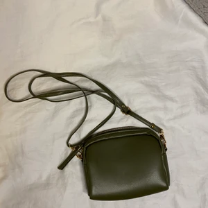 Liten grön väska  - Jag använde den som shoulder bag men man kan också ha den som crossbody.  Köparen står för frakten 💕