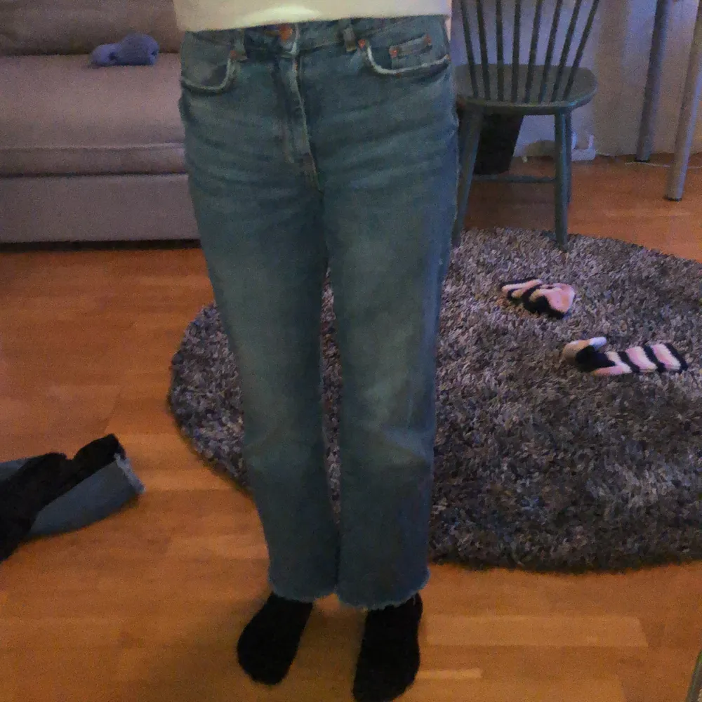 Dessa jeans är köpta på Gina tricot och köpte dessa för bara ett år sen:) de sitter jättebra men säljer på grund av att de har blivit lite korta för mig, sänkt pris till 75:). Jeans & Byxor.