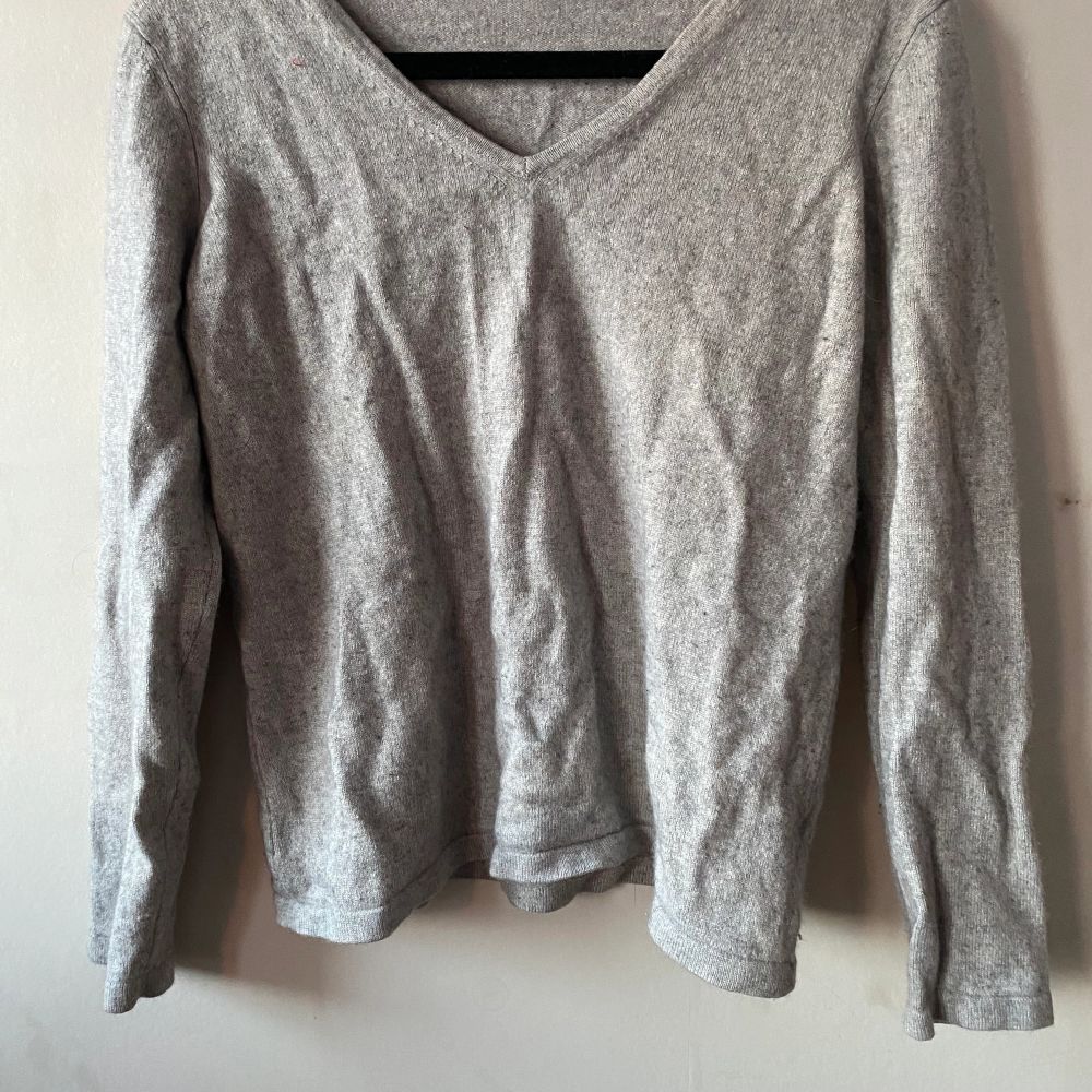 En grå tröja i bomull tror jag, aldrig använd, okänt märke! Det står storlek 42 men är mer 36-38. Stickat.